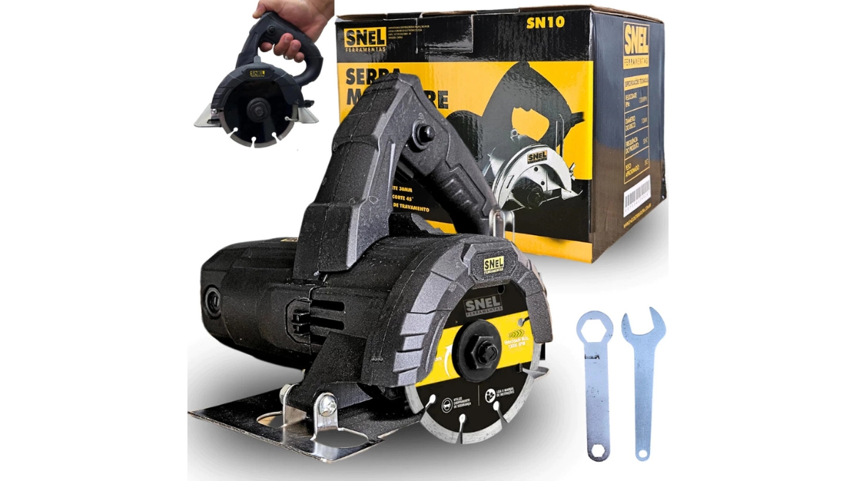 Painel de especificações e etiquetas técnicas da Serra Mármore a Bateria 21V